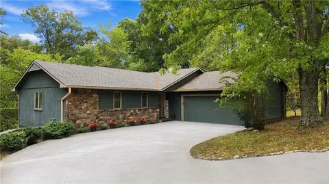 8 Helmsley Ln, Bella Vista, AR 72715