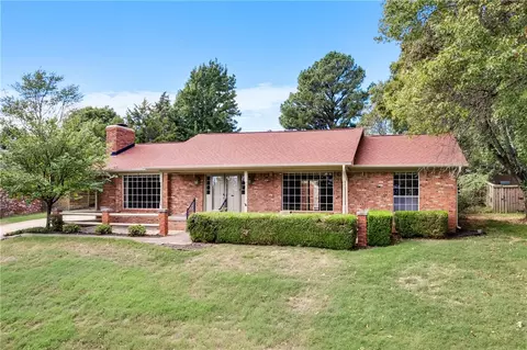 1341 Ridgeway Dr, Fayetteville, AR 72701