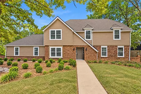 2548 Golden Oaks Dr, Fayetteville, AR 72703