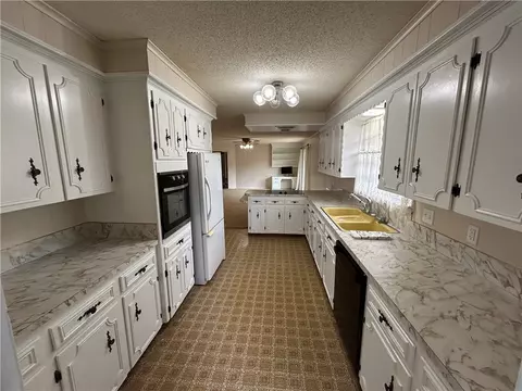 Kitchen - 206 Roberta Dr, Harrison, AR 72601 photo 1 of 2