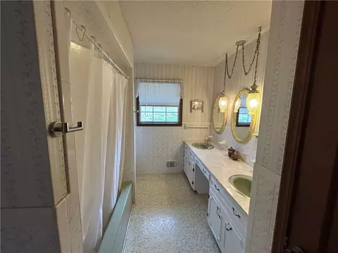 Bath - 206 Roberta Dr, Harrison, AR 72601 photo 1 of 2