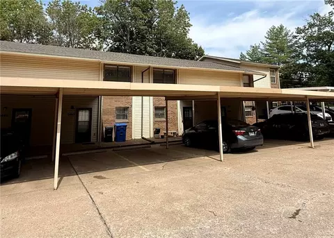 2462 E Kantz Ln, Fayetteville, AR 72703