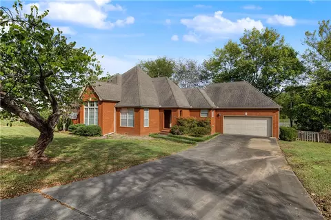 3138 Warwick Dr, Fayetteville, AR 72703