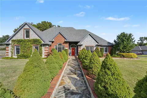 57 Stonehenge Dr, Bentonville, AR 72712