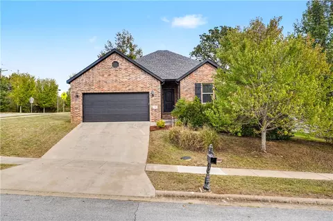 108 S Woodsprings Dr, Fayetteville, AR 72701