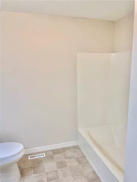 Bath - 104 Glenview St, Harrison, AR 72601 photo 4 of 4
