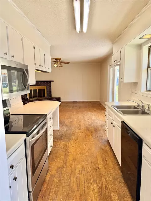 Kitchen - 104 Glenview St, Harrison, AR 72601 photo 1 of 1