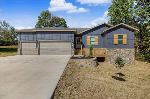 4 Francis Dr, Bella Vista, AR 72715