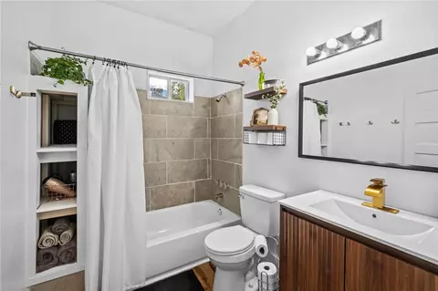 Bath - 305 SW 4th Ave, Gravette, AR 72736 photo 1 of 3