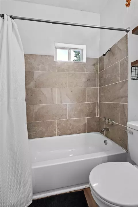 Bath - 305 SW 4th Ave, Gravette, AR 72736 photo 3 of 3