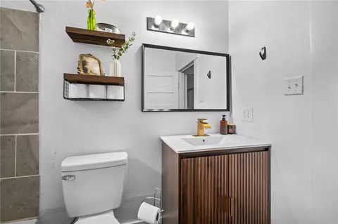 Bath - 305 SW 4th Ave, Gravette, AR 72736 photo 2 of 3
