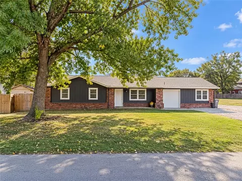 310 SE Henry St, Bentonville, AR 72712