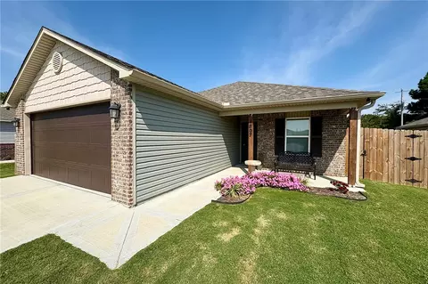 1807 Annette Dr, Siloam Springs, AR 72761