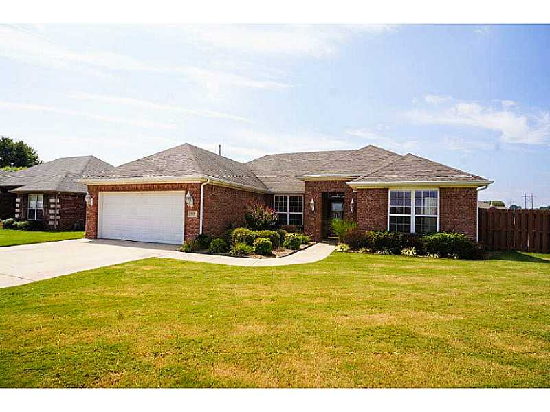 913 Maple St, Centerton, AR 72719 photo 1