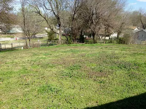 411 E 5th Pl, Grove, OK 74344 photo 2