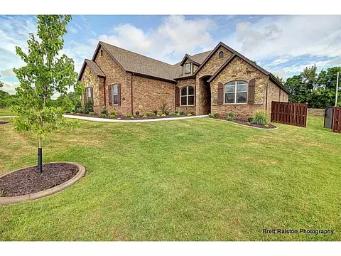 201 Florence Dr, Centerton, AR 72719 photo 2