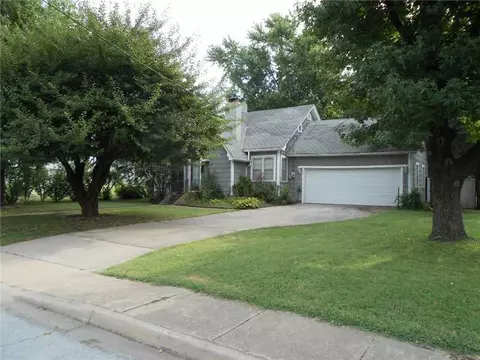 521 Spring St, Springdale, AR 72764 photo 2