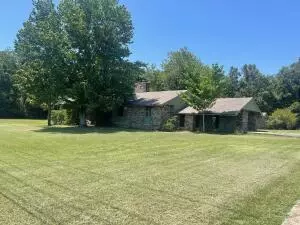 1902 Country Club Rd, Clarksville, AR 72830