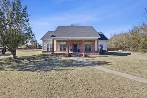 273 Walleye Dr, Russellville, AR 72802