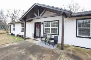 909 W 3rd St, Russellville, AR 72801