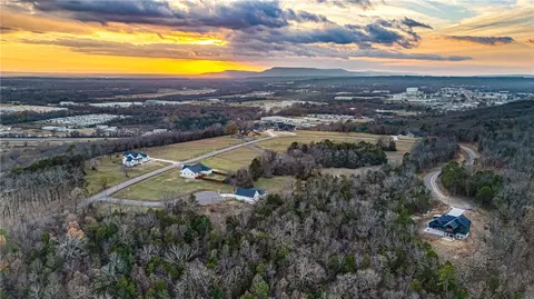 412 Apple Ln, Russellville, AR 72802