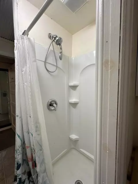 Bath - 109 N Davis Ave, Plainview, AR 72857 photo 2 of 2