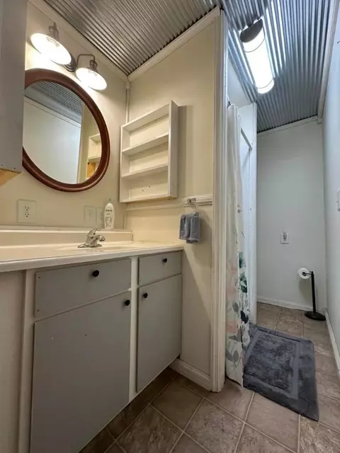 Bath - 109 N Davis Ave, Plainview, AR 72857 photo 1 of 2