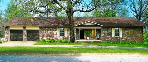 410 Hilltop Dr, Russellville, AR 72802