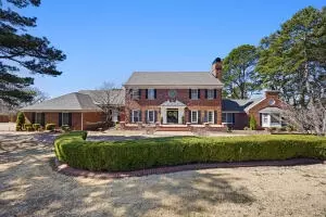 807 Hilltop Dr, Russellville, AR 72802