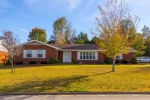 1608 Windsor Dr, Harrison, AR 72601 photo 1