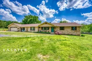 8177 Pettit Ln, Harrison, AR 72601