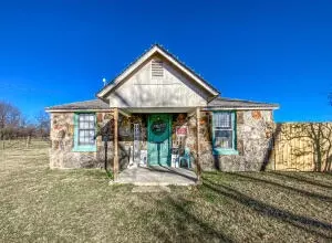 1412 Hickman Ln, Green Forest, AR 72638