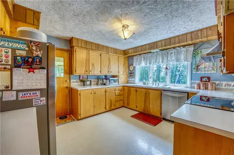 Kitchen - 2811 N Harmon Rd, Harrison, AR 72601 photo 1 of 3