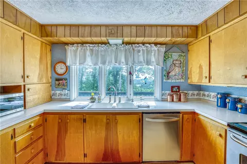 Kitchen - 2811 N Harmon Rd, Harrison, AR 72601 photo 2 of 3