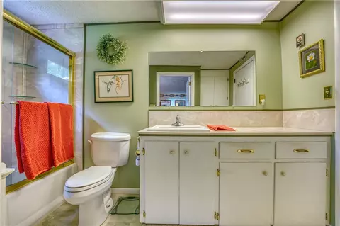 Bath - 2811 N Harmon Rd, Harrison, AR 72601 photo 2 of 4