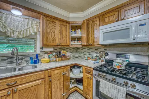 Kitchen - 207 Glenview St, Harrison, AR 72601 photo 6 of 7