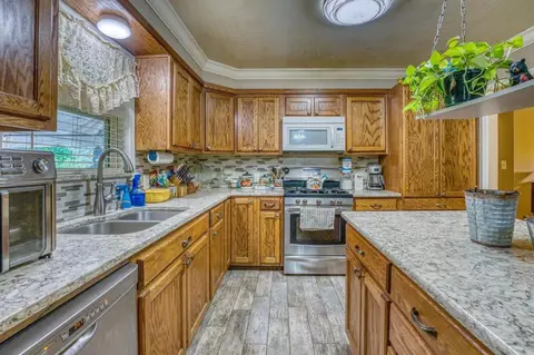 Kitchen - 207 Glenview St, Harrison, AR 72601 photo 3 of 7
