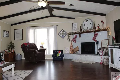 601 E 9th St, Hooks, TX 75561 photo 3