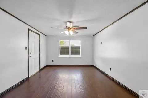 112 E Ave I, Hooks, TX 75561 photo 4