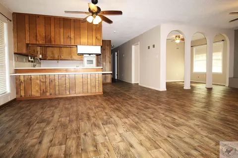 604 E Ave E, Hooks, TX 75561 photo 2