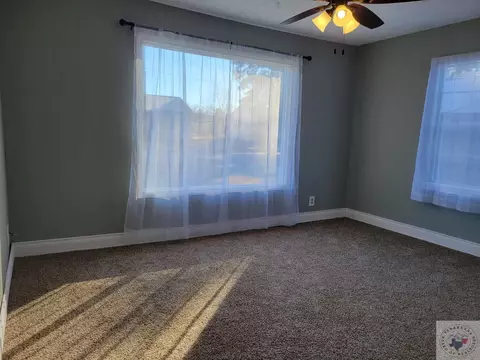107 E Ave B, Hooks, TX 75561 photo 4