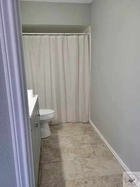 107 E Ave B, Hooks, TX 75561 photo 5