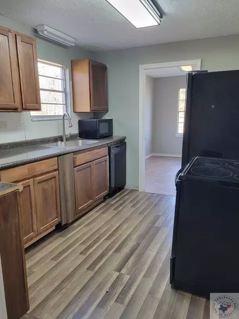 107 E Ave B, Hooks, TX 75561 photo 3