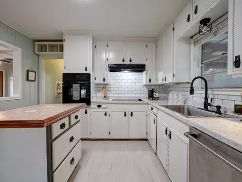 Kitchen - 6 E Avenue E Hooks Tx 75561, Hooks, TX 75561 photo 2 of 3
