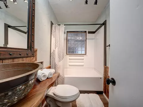 Bath - 6 E Avenue E Hooks Tx 75561, Hooks, TX 75561 photo 4 of 4