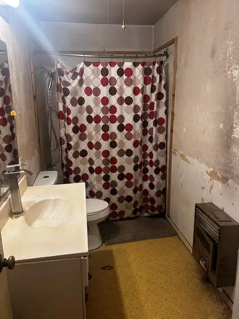 Bath - 109 E 7th Street Hooks Tx 75561, Hooks, TX 75561 photo 1 of 1