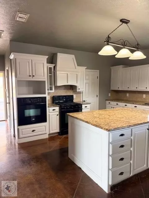 Kitchen - 5220 Ware St Texarkana Ar 71854, Texarkana, AR 71854 photo 2 of 5
