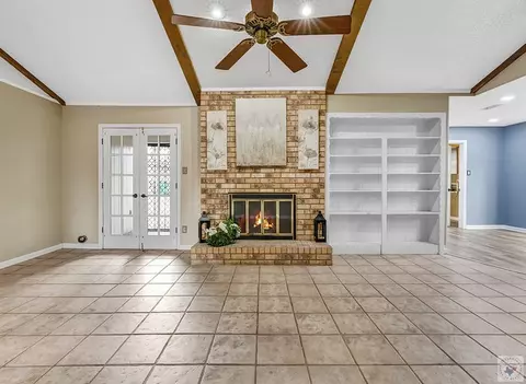 Living - 19 Downing Dr Texarkana Ar 71854, Texarkana, AR 71854 photo 4 of 7