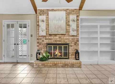 Living - 19 Downing Dr Texarkana Ar 71854, Texarkana, AR 71854 photo 2 of 7