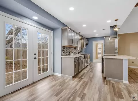 Kitchen - 19 Downing Dr Texarkana Ar 71854, Texarkana, AR 71854 photo 2 of 3